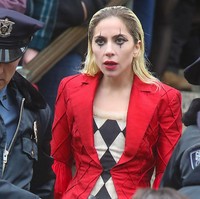 Wajahnya tampak sangar dengan makeup terinspirasi badut. Eyeliner hitam dan lipstik merah terang menonjolkan aura seram dan gahar. Foto: Getty Images