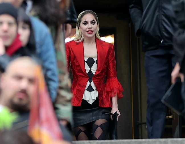 Rambut Lady Gaga ditata sleek ke belakang. Berbeda dengan penampilan Harley Quinn dalam komik yang dikuncir dua dan dicat warna pastel pink-biru. Foto: Getty Images