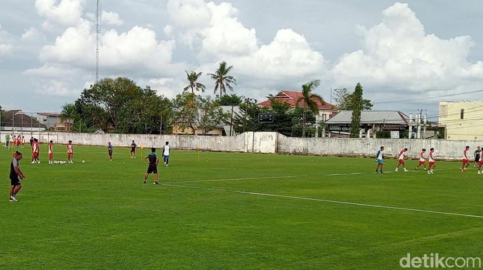 Latihan perdana PSM Makassar di Stadion kalegowa, Gowa, Sulwesi Selatan, usai diliburkan selama 9 hari.