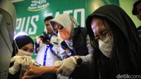 Salah satu peserta tampak menahan sakit saat tatonya dilaser.