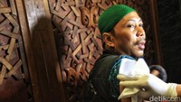 Satu per satu warga telah dihapus tatonya.