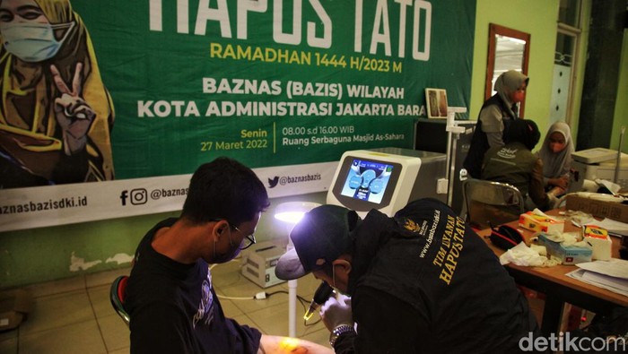 Baznas menggelar program menghapus tato selama Ramadan. Program tersebut berlangsung di Masjid As Sahara Kantor Wali Kota Jakarta Barat, Senin (27/3/2023).