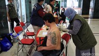 Petugas dari Baznas melakukan tindakan hapus tato kepada warga di ruang serba guna, Masjid As Sahara Kantor Wali Kota Jakarta Barat, Senin (27/3/2023).