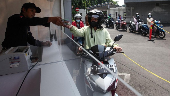 Warga menukarkan uang tunai baru secara Lantatur (layanan tanpa turun) di Kantor Perwakilan Bank Indonesia (BI) Provinsi Jawa Timur Jalan Pahlawan, Surabaya, Jawa Timur, Sabtu (25/3/2023). Kantor Perwakilan Bank Indonesia (BI) Provinsi Jawa Timur membuka gerai layanan penukaran uang tunai baru secara Lantatur setiap hari Sabtu dan Minggu di bulan Ramadhan. ANTARA FOTO/Didik Suhartono/rwa.