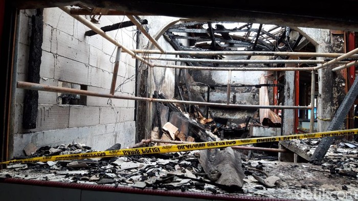 Lebih dari 20 kios di Pasar Kemiri Muka, Depok, Jawa Barat (Jabar), hangus terbakar. Pedagang mendatangi kios untuk menyelamatkan barang-barang yang tersisa. (Magdalena Handrica/detikcom)