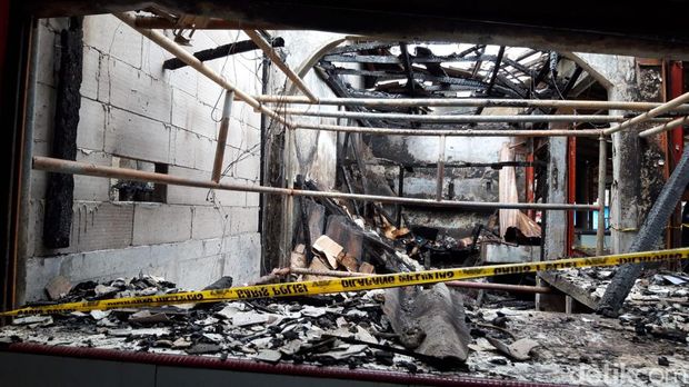 Lebih dari 20 kios di Pasar Kemiri Muka, Depok, Jawa Barat (Jabar), hangus terbakar. Pedagang mendatangi kios untuk menyelamatkan barang-barang yang tersisa. (Magdalena Handrica/detikcom)