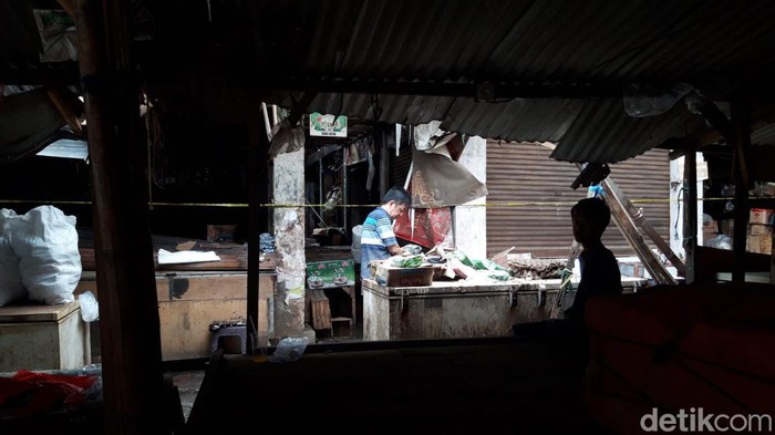Lebih dari 20 kios di Pasar Kemiri Muka, Depok, Jawa Barat (Jabar), hangus terbakar. Pedagang mendatangi kios untuk menyelamatkan barang-barang yang tersisa. (Magdalena Handrica/detikcom)