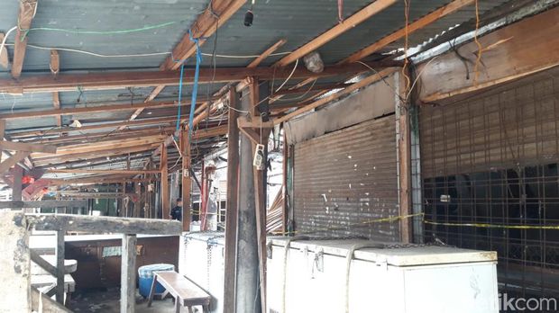 Lebih dari 20 kios di Pasar Kemiri Muka, Depok, Jawa Barat (Jabar), hangus terbakar. Pedagang mendatangi kios untuk menyelamatkan barang-barang yang tersisa. (Magdalena Handrica/detikcom)