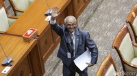 Sukri terlihat melambaikan tangan kepada wartawan usai jalani seleksi.