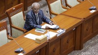 Hakim Tinggi Pengadilan Tinggi Samarinda Sukri Sulumin menjawab pertanyaan anggota Komisi III DPR dalam seleksi Hakim Agung di kompleks Parlemen, Jakarta, Senin (27/3/2023).