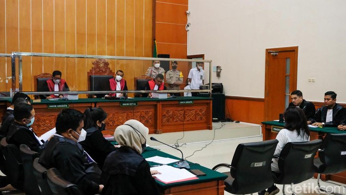 Linda Alias Anita Dituntut 18 Tahun di Kasus Narkoba Irjen Teddy Jaksa menuntut Linda alias Anita hukuman 18 tahun penjara dalam kasus narkoba Irjen Teddy Minahasa dalam sidang di Pengadilan Negeri Jakarta Barat (PN Jakbar), Senin (27/3/2023).