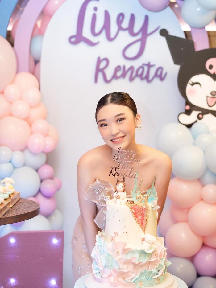Livy Renata saat merayakan ulang tahunnya ke-21.