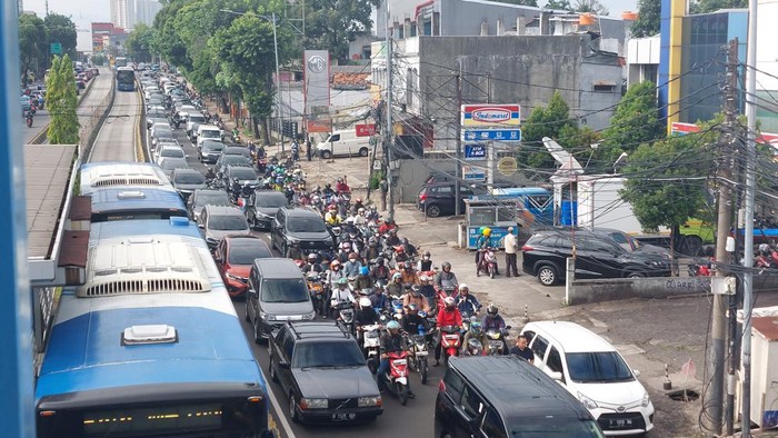 Macet di Duren Tiga Arah Kuningan Jaksel