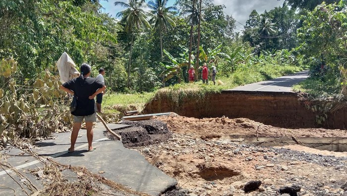 Jalan Raya Pandu, Kelurahan Kima Atas, Kecamatan Mapanget, Manado yang amblas akibat banjir.