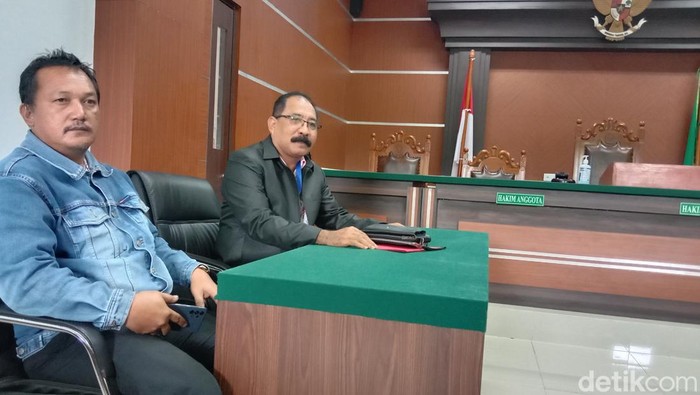 Nasabah KSP, I Made Hendrajudisthira didampingi kuasa hukumnya Abner Teken di ruang sidang PN Manado, Senin (27/3/2023).