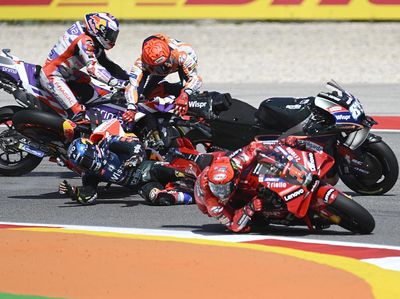 Ngeri! Begini Momen Marquez Tabrak Oliveira di MotoGP Portugal