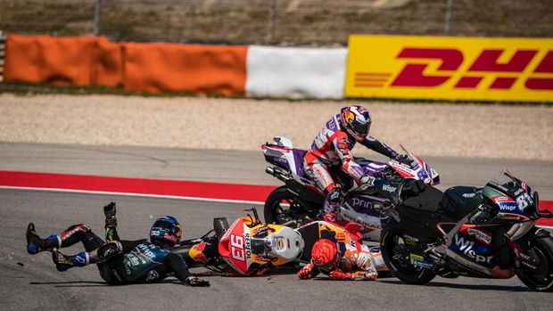 PORTIMAO, ALGARVE, PORTUGAL - MARCH 26: Marc Marquez of Spain and Repsol Honda Team crashed with local hero Miguel Oliveira of Portugal and CryptoDATA RNF MotoGP Team during the race of the MotoGP Grande Prémio TISSOT de Portugal  at Autodromo do Algarve on March 26, 2023 in Portimao, Algarve, Portugal. (Photo by Steve Wobser/Getty Images)