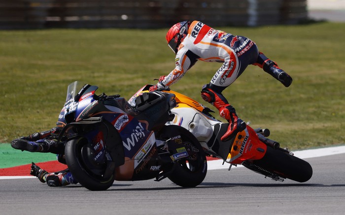 MotoGP - Portuguese Grand Prix - Algarve International Circuit, Portimao, Portugal - March 26, 2023 Repsol Honda Teams Marc Marquez and CryptoDATA RNF MotoGP Teams Miguel Oliveira after crashing during the race REUTERS/Marcelo Del Pozo