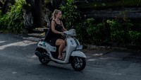 Di sisi lain, Bali boleh dibilang belum memiliki transportasi umum yang memadai. Untuk itu, motor menjadi pilihan utama turis di sana.  