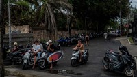 Hal itu membuat pihak kepolisian di Bali mulai bertindak tegas dengan melakukan razia terhadap turis asing yang menggunakan motor.    