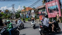 Larangan itu menuai kontra dari sebagian turis asing. Mereka menganggap warga lokal tak memberikan contoh baik saat berlalu lintas.  