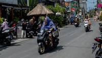 Namun, akhir-akhir ini turis asing di Bali terlihat semakin kebablasan. Sikap permisif masyarakat disalahgunakannya dalam mengemudikan kendaraan sewaan.    