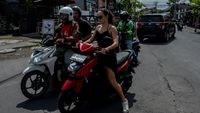 Masih Banyak Bule Hilir Mudik Naik Motor Di Bali, Nih Foto-fotonya