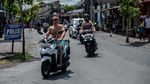 Masih Banyak Bule Hilir Mudik Naik Motor di Bali, Nih Foto-fotonya