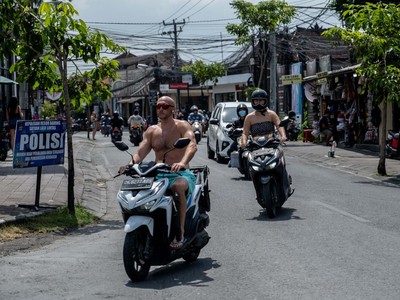 Masih Banyak Bule Hilir Mudik Naik Motor di Bali, Nih Foto-fotonya