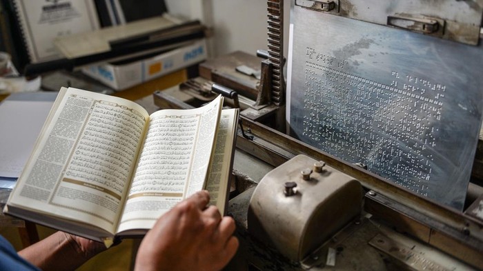 Pekerja menyelesaikan produksi Al Quran braile di Yayasan Penyantun Wyata Guna, Bandung, Jawa Barat, Senin (27/3/2023). Yayasan Penyantun Wyata Guna yang masih memproduksi Al Quran braile dengan menggunakan mesin Thomson sejak tahun 1973 tersebut memproduksi sebanyak 150 Al Quran braile pada bulan Ramadhan tahun ini untuk kebutuhan lembaga wakaf di Indonesia timur. ANTARA FOTO/Raisan Al Farisi/nym.