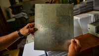 Pekerja menunjukkan plat berbahan campuran aluminium dan timah saat memproduksi Al Quran braile di Yayasan Penyantun Wyata Guna, Bandung, Jawa Barat, Senin (27/3/2023).  