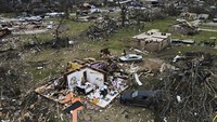 Rumah-rumah warga hancur disapu badai tornado. AP Photo/Julio Cortez.