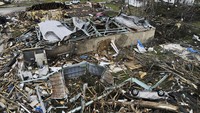 Pohon-pohon juga tumbang. Selain itu, sejumlah mobil juga terbalik akibat diterjang badai tornado. AP Photo/Julio Cortez.
