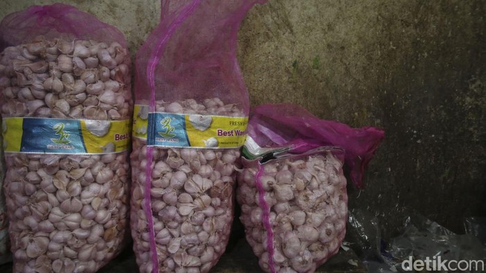 Harga bawang putih mulai naik di awal bulan puasa. Untuk antisipasi kenaikan yang makin tinggi, pemerintah impor 80.000 ton bawang putih dari China dan India.