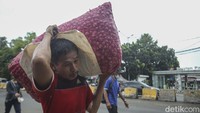 Dari sisi pedagang pasar, harga bawang putih mengalami kenaikan ke angka Rp 36.000 sampai Rp 37.000/kg. 