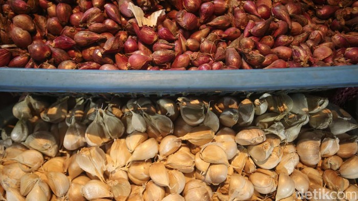 Harga bawang putih mulai naik di awal bulan puasa. Untuk antisipasi kenaikan yang makin tinggi, pemerintah impor 80.000 ton bawang putih dari China dan India.