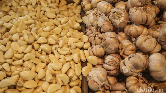 Harga bawang putih mulai naik di awal bulan puasa. Untuk antisipasi kenaikan yang makin tinggi, pemerintah impor 80.000 ton bawang putih dari China dan India.