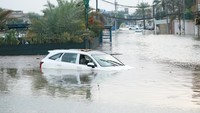 Banjir merendam sejumlah wilayah di Irak akibat hujan lebat.  