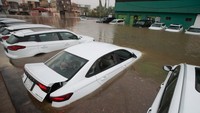 Tampak banjir merendam hampir setengah bagian mobil.  