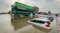 Akibatnya puluhan mobil menjadi korban banjir.  