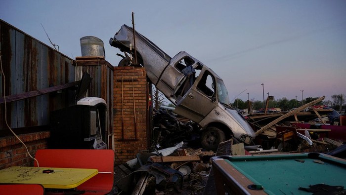 Mobil-mobil Ringsek Dihantam Tornado Dahsyat di Mississipi A pickup truck sits on top of the wreckage of Chuck's Dairy Cafe after thunderstorms spawning high straight-line winds and tornadoes ripped across the state, in Rolling Fork, Mississippi, U.S., March 26, 2023. REUTERS/Cheney Orr