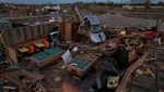 Mobil-mobil Ringsek Dihantam Tornado Dahsyat di Mississipi