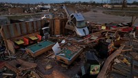 Negara bagian Mississippi yang berada di wilayah selatan Amerika Serikat (AS) porak poranda dihantam tornado. Kabar terakhir menyebutkan setidaknya 25 orang tewas akibat terjangan tornado itu.  