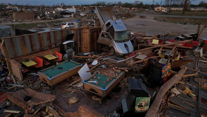 Mobil-mobil Ringsek Dihantam Tornado Dahsyat di Mississipi A pickup truck sits on top of the wreckage of Chuck's Dairy Cafe after thunderstorms spawning high straight-line winds and tornadoes ripped across the state, in Rolling Fork, Mississippi, U.S., March 26, 2023. REUTERS/Cheney Orr
