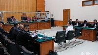 Jaksa menyatakan tak ada alasan pemaaf dan pembenar atas perbuatan Kasranto. Kasranto didakwa menawarkan, membeli, menjual, dan menjadi perantara narkotika golongan I bukan tanaman jenis sabu hasil barang sitaan yang beratnya lebih dari 5 gram.