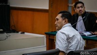 Kasranto bakal mengajukan pembelaan. Ia langsung meninggalkan ruang sidang usai tuntutan.   