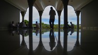 Pengunjung menggunakan internet gratis melalui telepon genggam di Masjid Raya Sumatera Barat di Padang, Senin (27/03/2023)