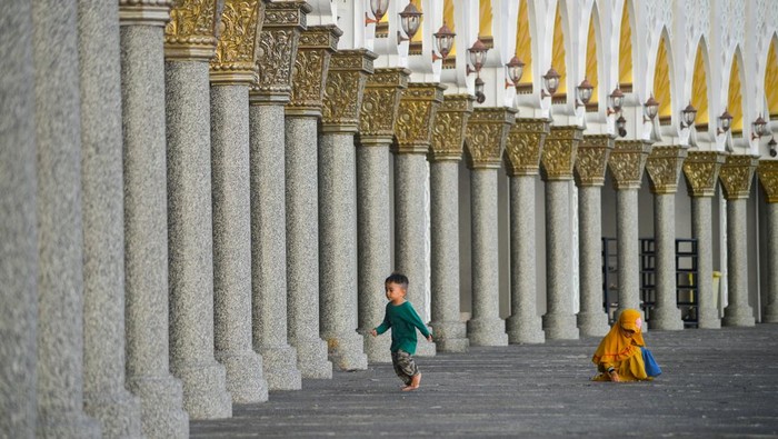 Sejumlah pengunjung berada di halaman Masjid Raya Sumatera Barat, di Padang, Minggu (26/3/2023).Masjid terbesar  di provinsi Sumbar itu menjadi destinasi favorit wisatawan  sekaligus ngabuburit.  ANTARA FOTO/Iggoy el Fitra/nz