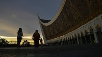 Masjid terbesar di provinsi Sumbar itu menjadi destinasi favorit wisatawan sekaligus ngabuburit.