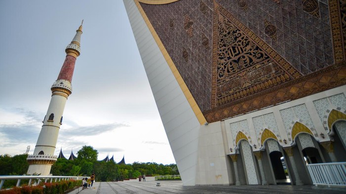Ngabuburit di Masjid Raya Sumbar Sejumlah pengunjung berada di halaman Masjid Raya Sumatera Barat, di Padang, Minggu (26/3/2023).Masjid terbesar di provinsi Sumbar itu menjadi destinasi favorit wisatawan sekaligus ngabuburit. ANTARA FOTO/Iggoy el Fitra/nz